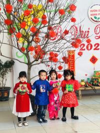 Ảnh gói bánh chưng của các bé trường MN Tam Hưng a