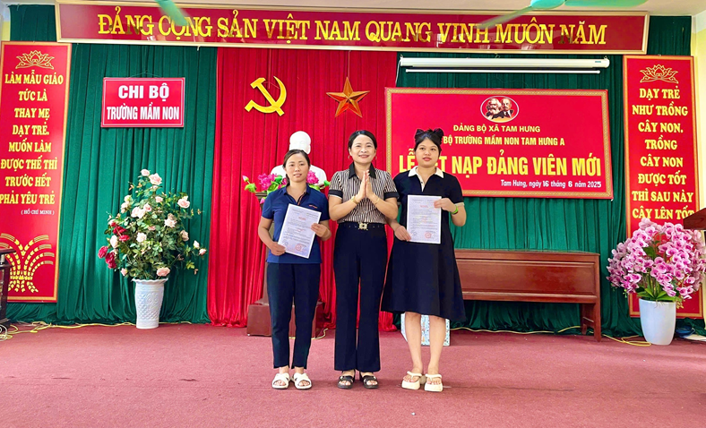 Lễ kết nạp Đảng viên mới tại Chi bộ trường mầm non Tam Hưng A ngày 16 tháng 06 năm 2025